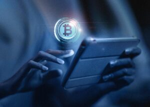 cerrar manos sosteniendo tableta 300x214 - cerrar-manos-sosteniendo-tableta