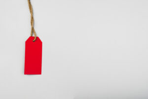 etiqueta roja sobre fondo liso espacio copia 300x200 - etiqueta-roja-sobre-fondo-liso-espacio-copia
